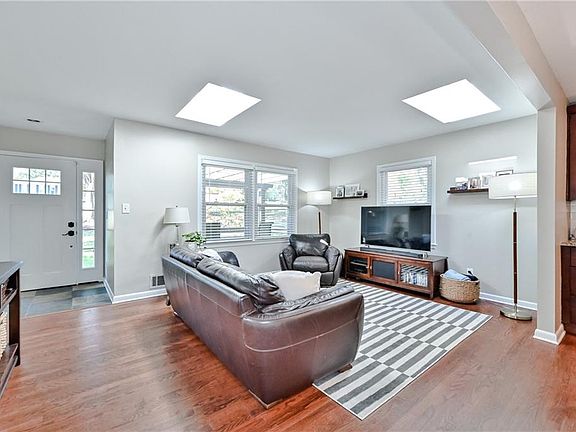 5th image of 3526 Dunn St SE