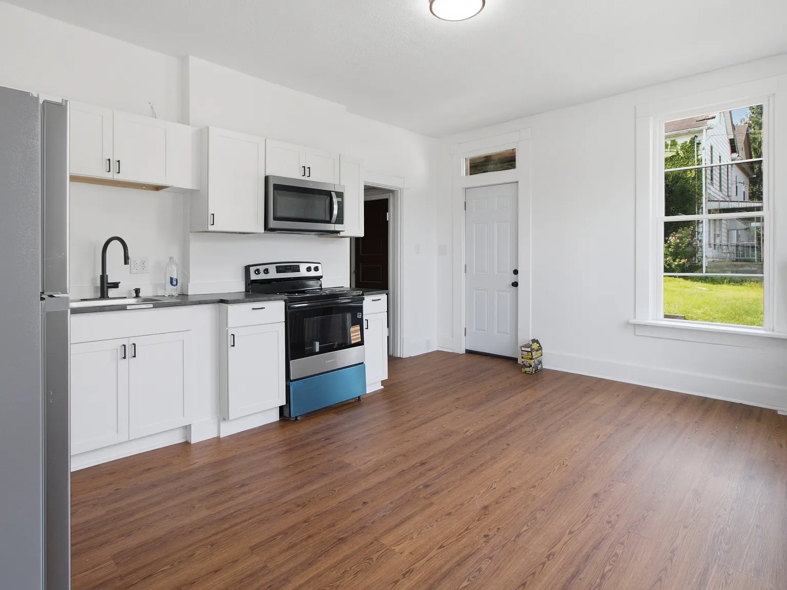 6 bed, 2116 sqft, $1,900 — Photo 3