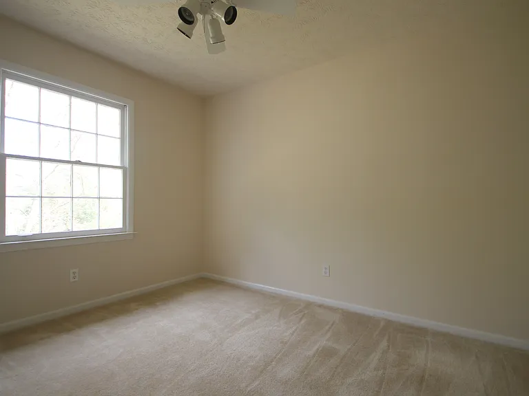 721 Greenleaf Dr — Photo 10
