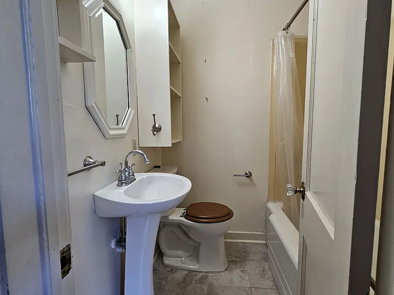 308 NW 2nd St #B — Photo 16