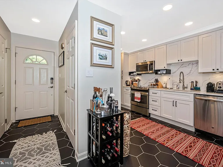 6402 Montrose Rd — Photo 3