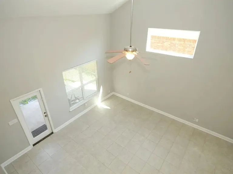 2136 Mulberry Dr — Photo 4