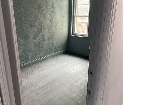 5th image of 824 E Westmoreland St