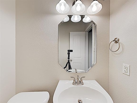 5th image of 2174 Liriope Ln