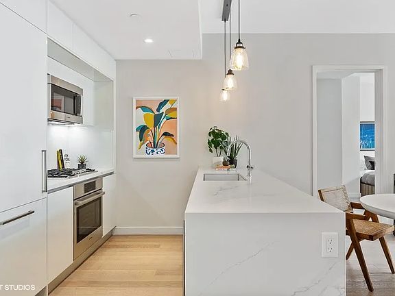 3rd image of 505 W 43rd St APT 9B