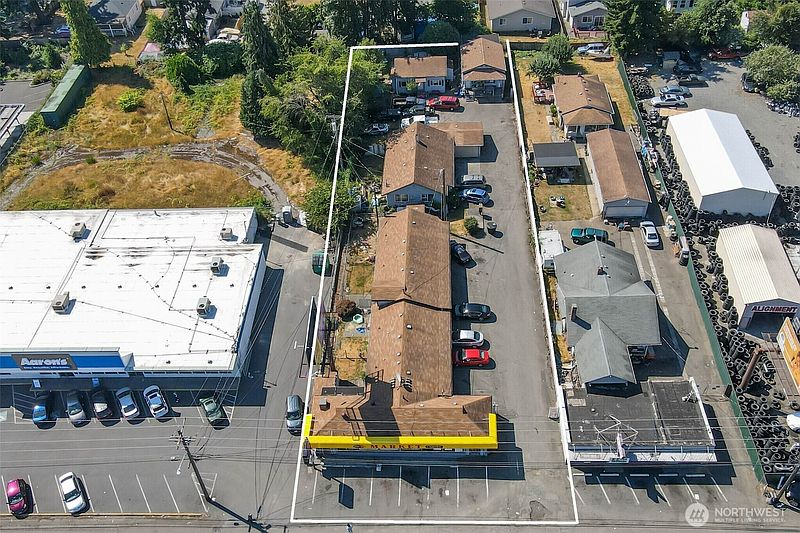 5th image of 9618 Pacific Avenue