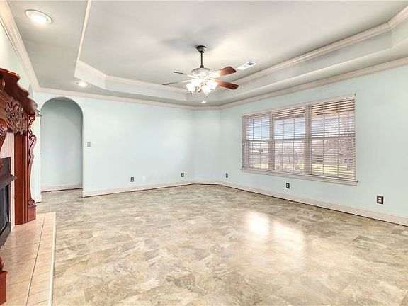 5th image of 831 E Lowell Ave
