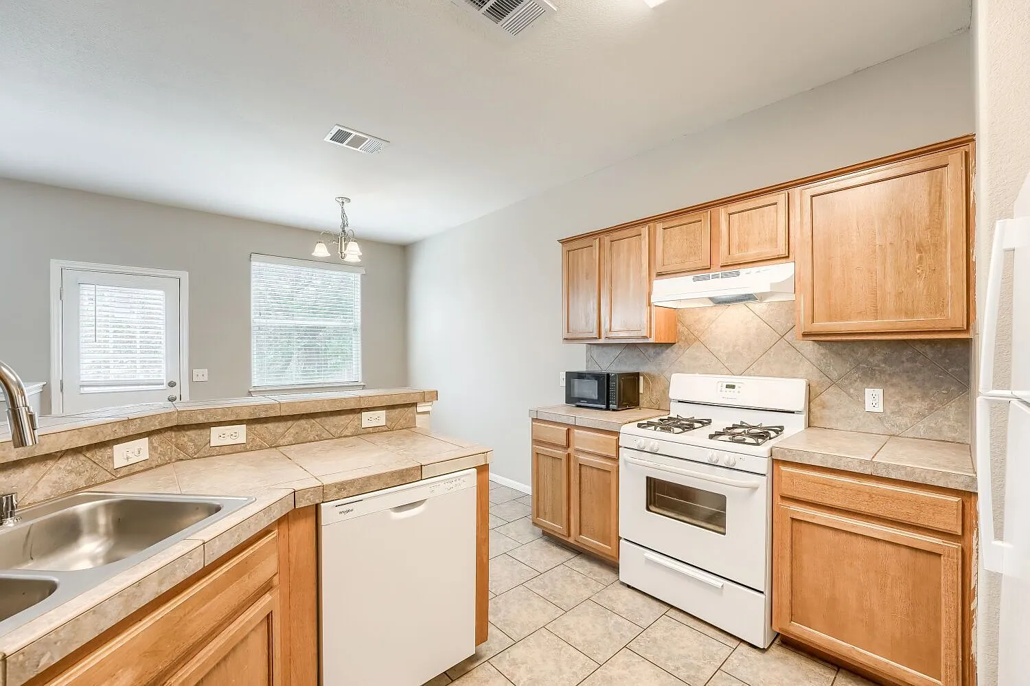 3 bed, 2.5 bath, 1516 sqft, $1,795 — Photo 4