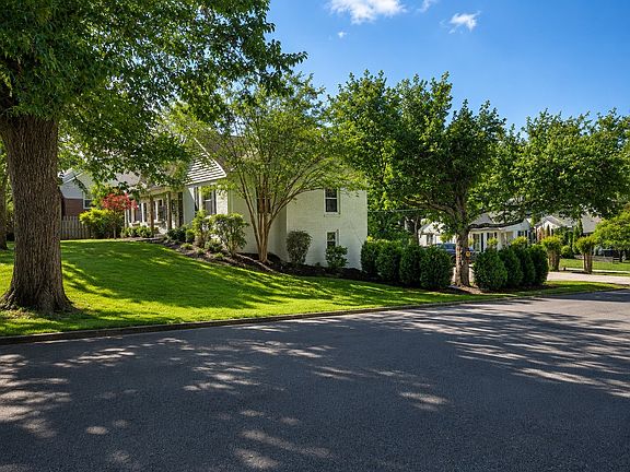 3rd image of 900 Woodmont Blvd