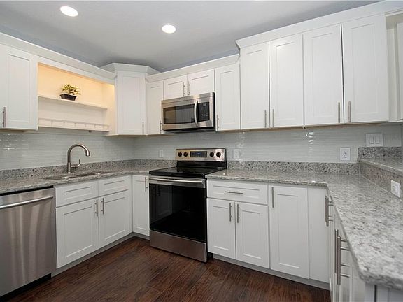 3rd image of 2115 W Elm St