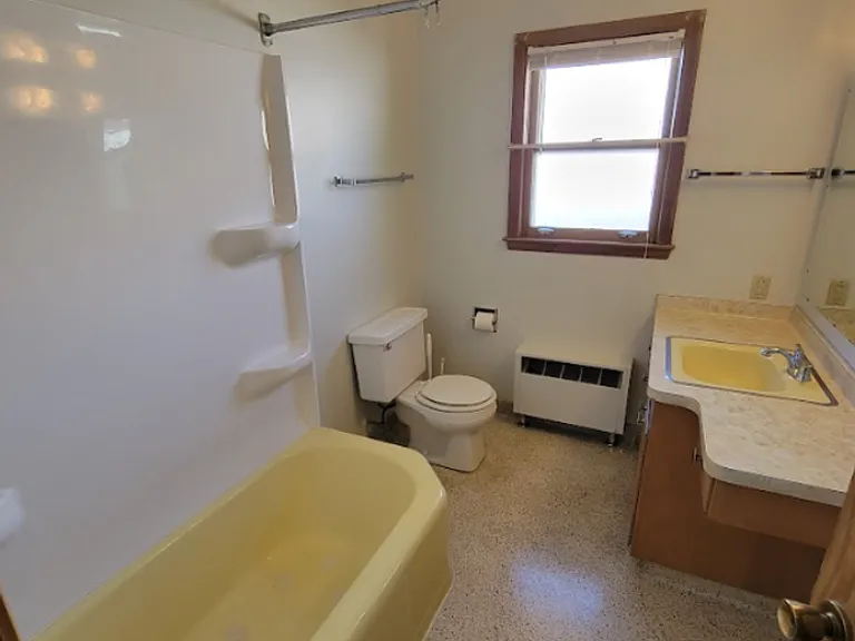 319 E Harris St — Photo 11