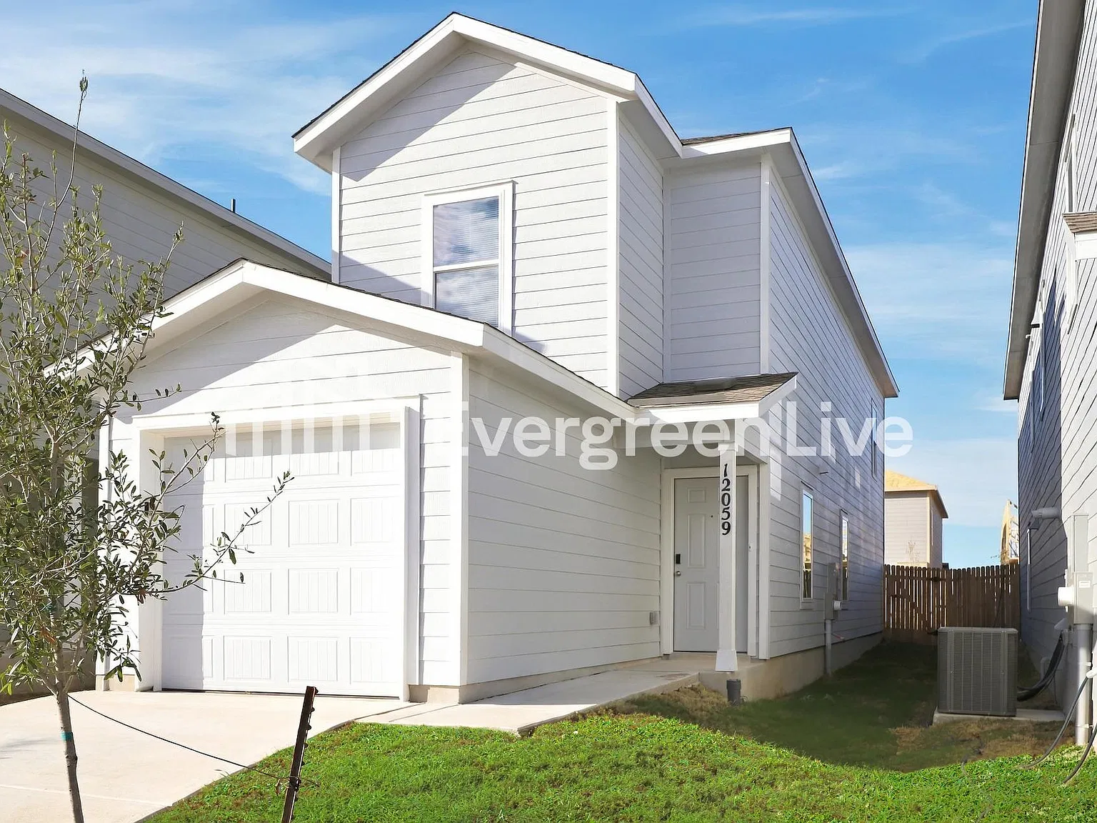 3 bed, 2.5 bath, 1360 sqft, $1,515 — Photo 2