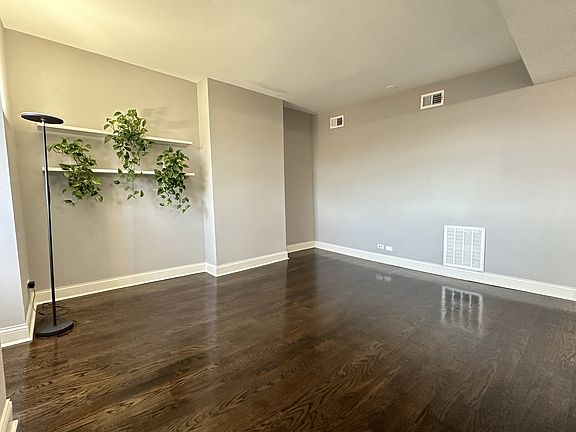 5th image of 916 W Fullerton Ave APT 3