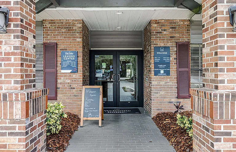The Oaks of Woodland Park Apartments — Photo 16