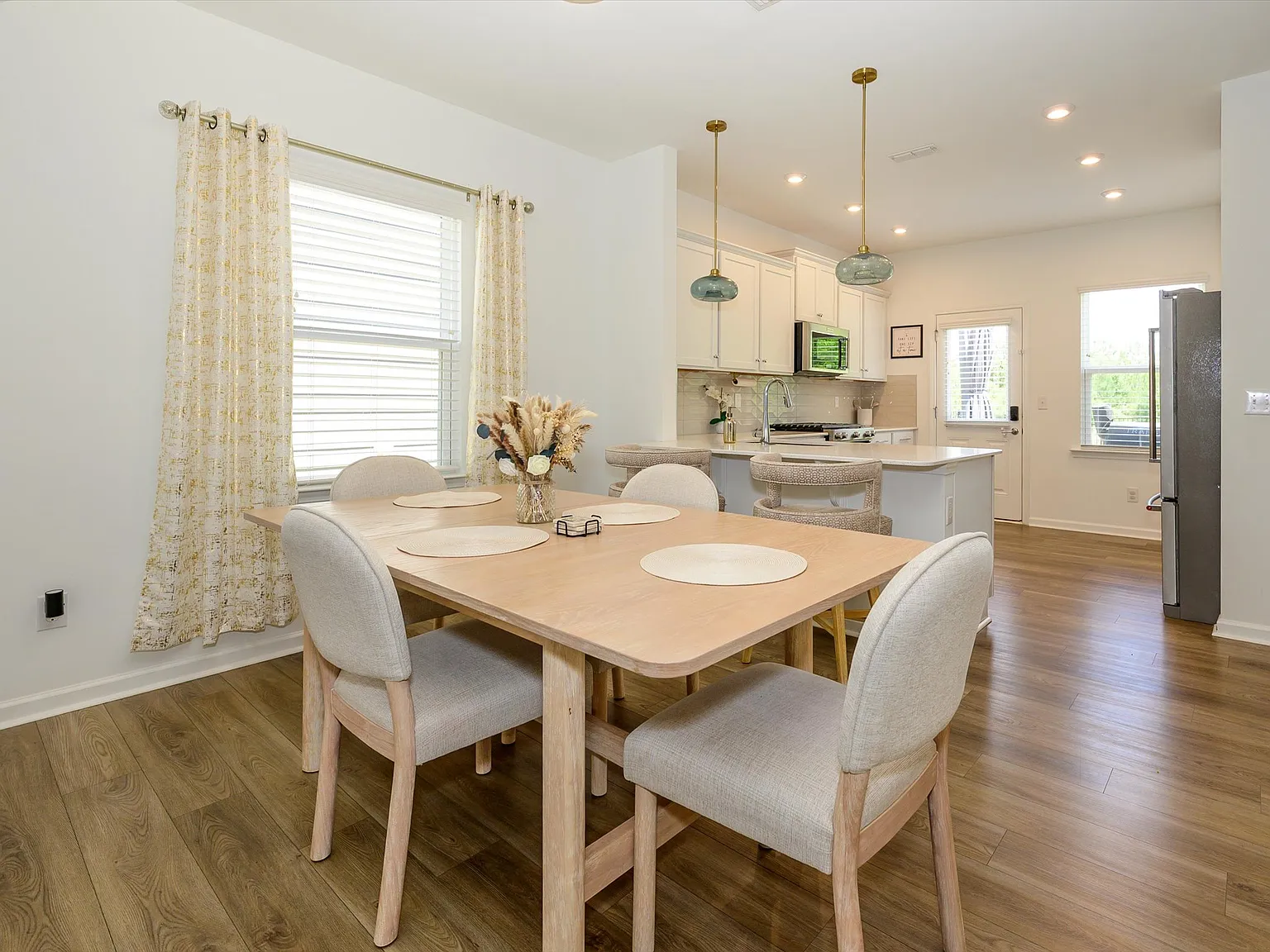 4 bed, 2124 sqft, $3,000 — Photo 4