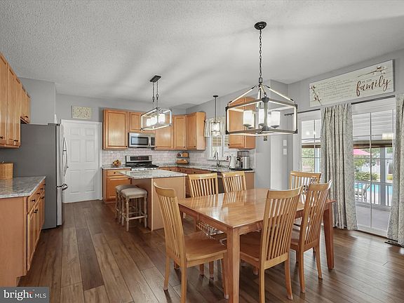 2nd image of 1003 Canterbury Ln