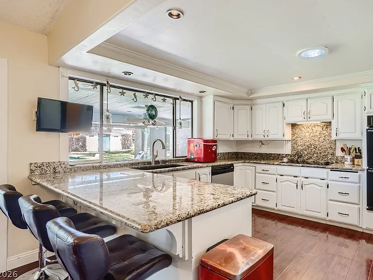 5945 N El Capitan Way — Photo 10