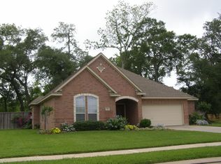 111 Pintail Dr, Clute, TX 77531