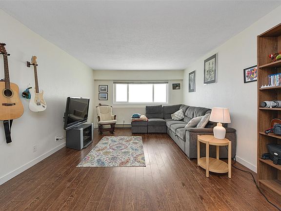 2nd image of 848 Esquimalt Rd #7