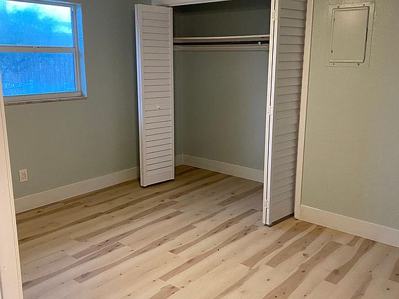 3rd image of 406 Cedar Ave