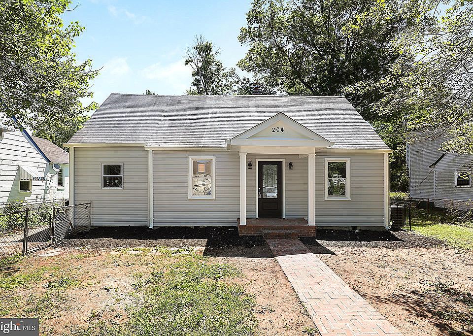2nd image of 204 N Huron Dr