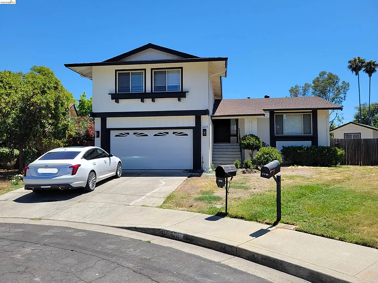 2210 Sierra Ct — Photo 2