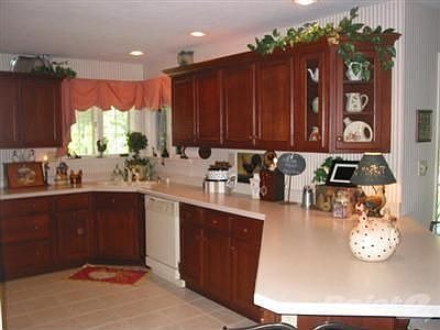 great kitchen cabinets and counter space