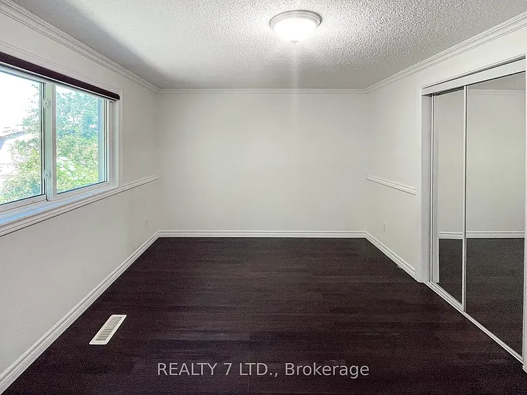 551 Hayward Cres #MAIN — Photo 30