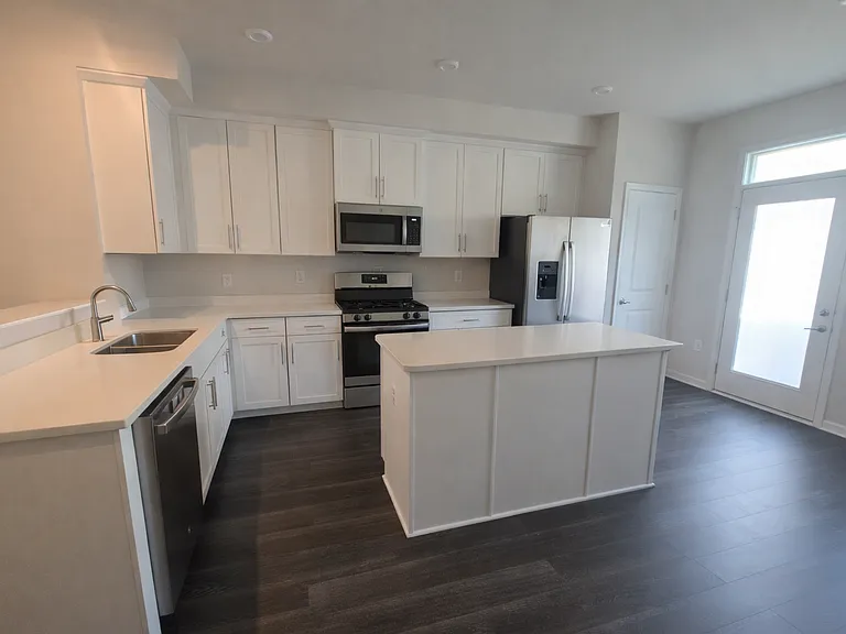 2046 Track Cir — Photo 5