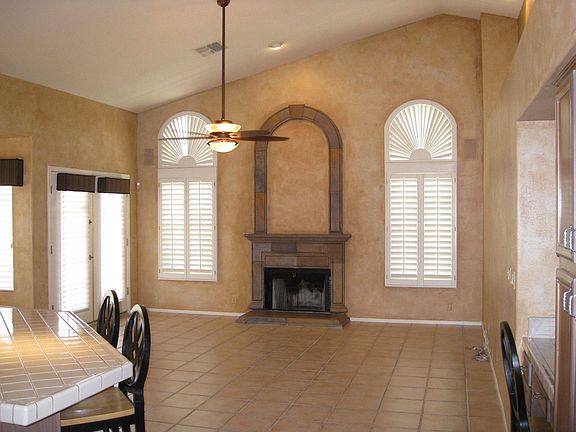 Family room w/fireplace