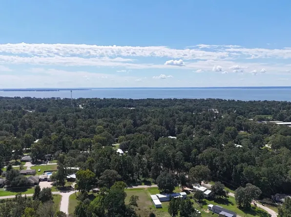 226 N Canyon Dr, Onalaska, TX 77360