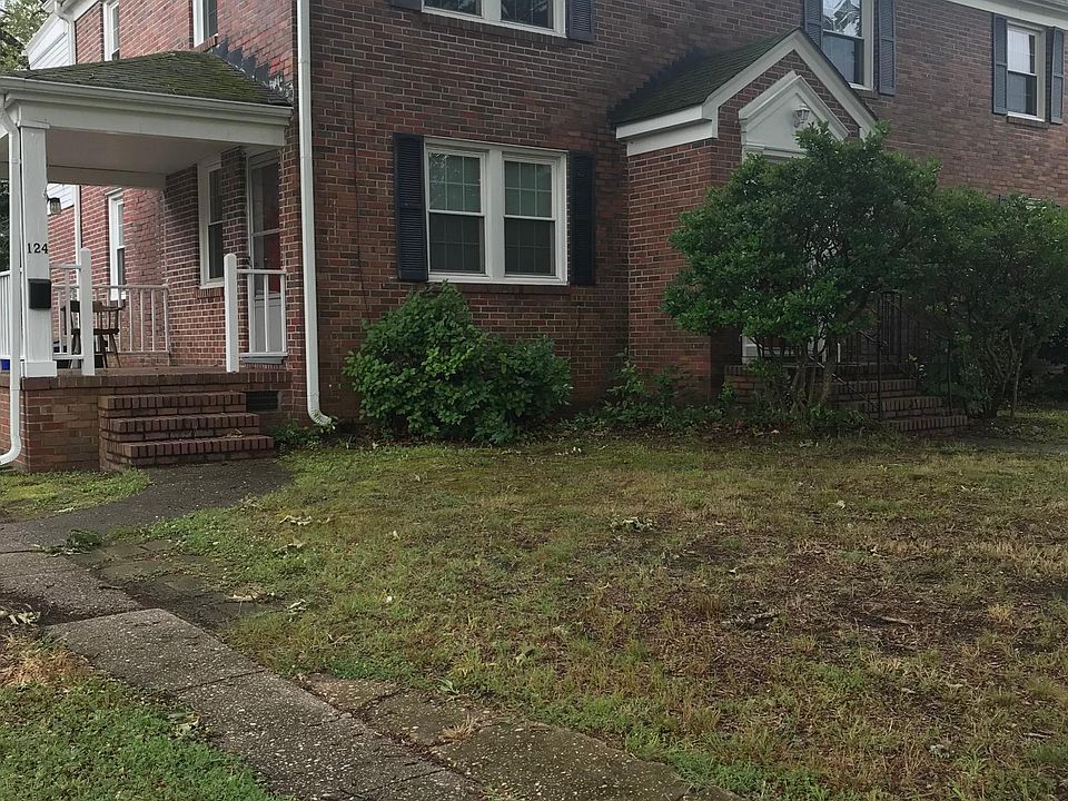 Entrance with porch and driveway for one car
