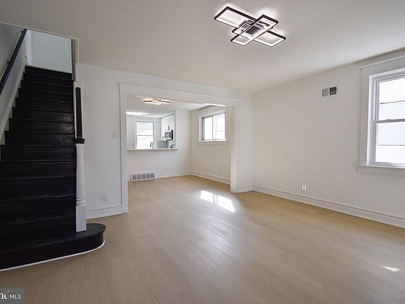 3rd image of 247 Heather Rd