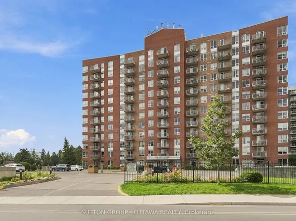 120 Grant Carman Dr #802, Ottawa, ON K2E 1C8