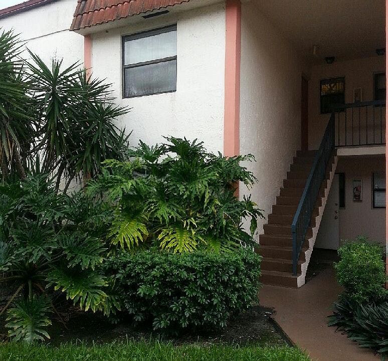2 bedroom 2 baths 2 parking spot renvated pantry kitchenet walk in closet washer and dryer in unit beautyfull kitchen 2 years washer dryer stolve refrigirater .dish washer newly painf and renovated .gated comunity pools playyard all the works .1450.00.o.b