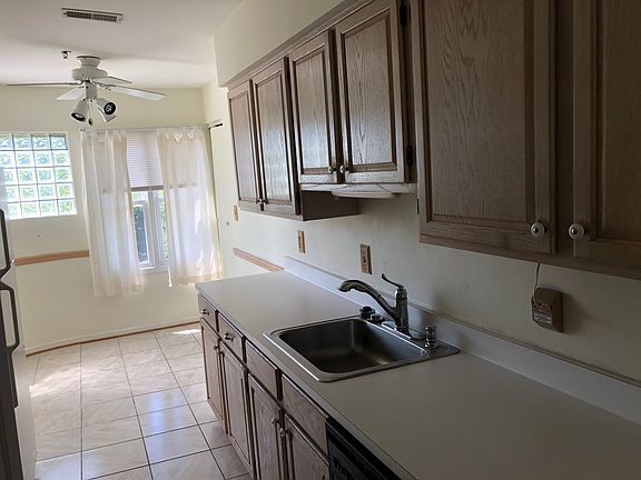 5th image of 5217 Le Parc Dr APT 6