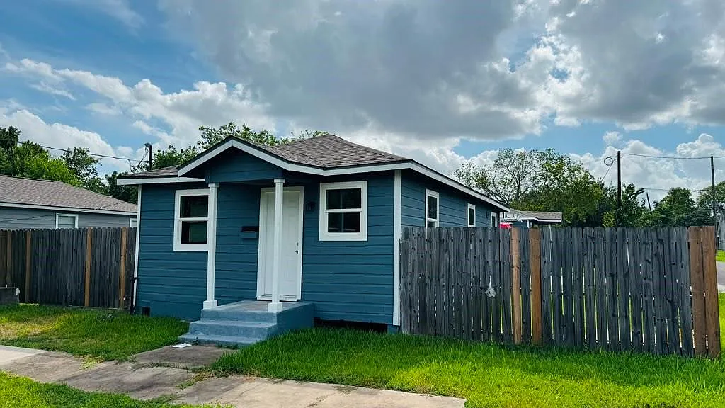 2 bed, 2.0 bath, 720 sqft, $1,250 — Photo 3