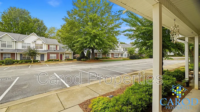 2 bed, 2.5 bath, 1300 sqft, $1,695 — Photo 4