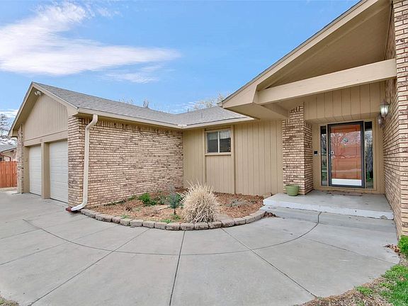 2nd image of 2523 N Banbury Cir