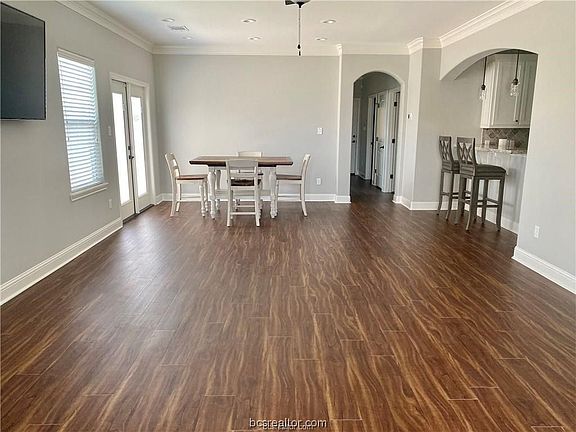 2nd image of 1740 Dakota Ln