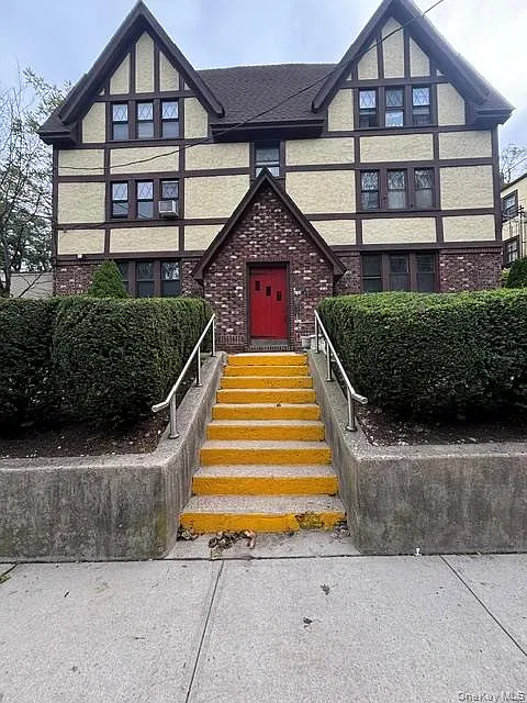 40 Oakwood Rd #1S