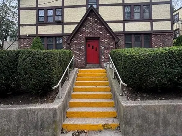40 Oakwood Rd APT 1S, Huntington, NY 11743