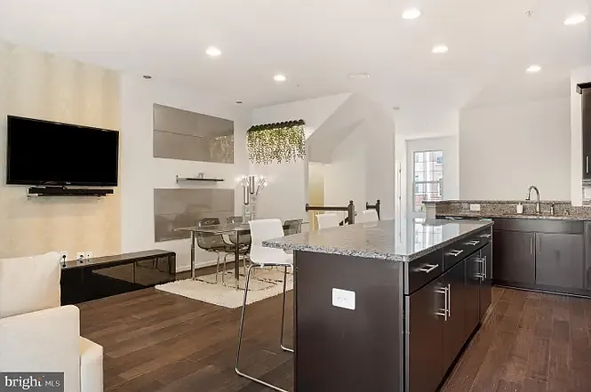 5 bed, 2600 sqft, $1,150 — Photo 3