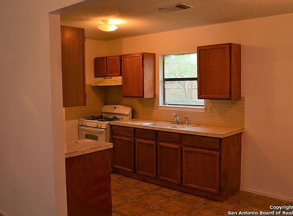3rd image of 918 San Patricio St