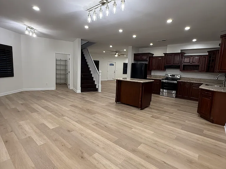 14401 Bloomfield Ave — Photo 2