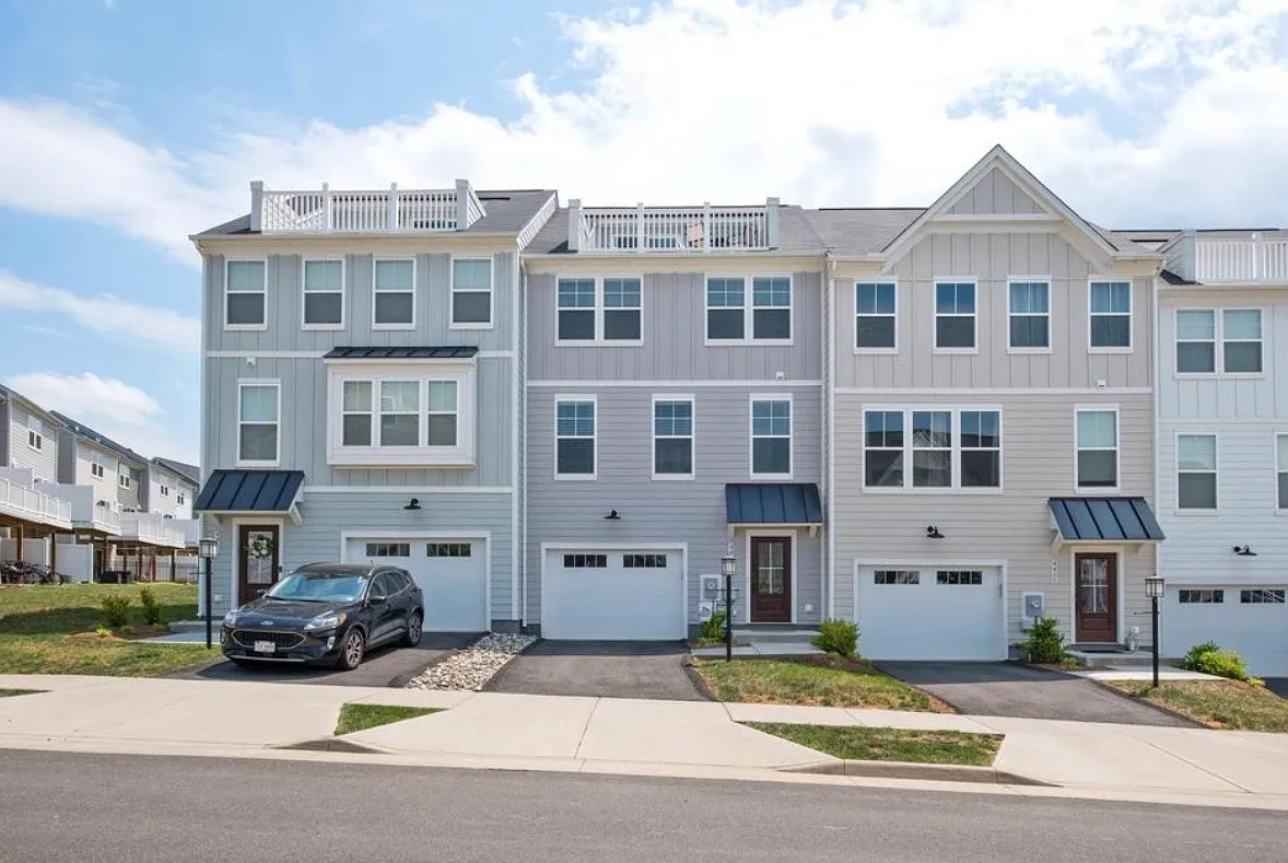 4 bed, 3.5 bath, 2327 sqft, $2,750 — Photo 2