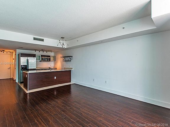 3rd image of 1900 N Bayshore Dr APT 4090