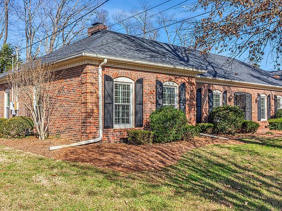 3rd image of 511 Woodmore Dr