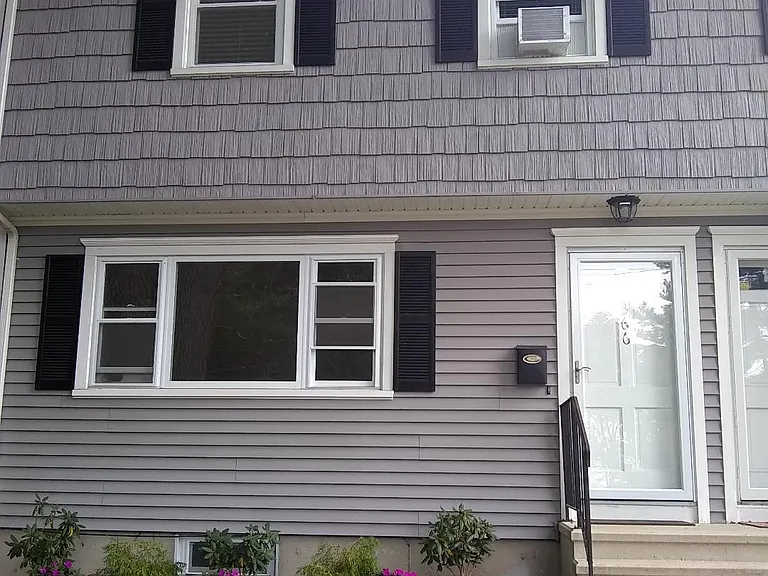 366 New England Ave — Photo 1