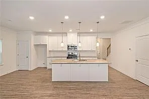 4 bed, 2.5 bath, 1979 sqft, $2,400 — Photo 3